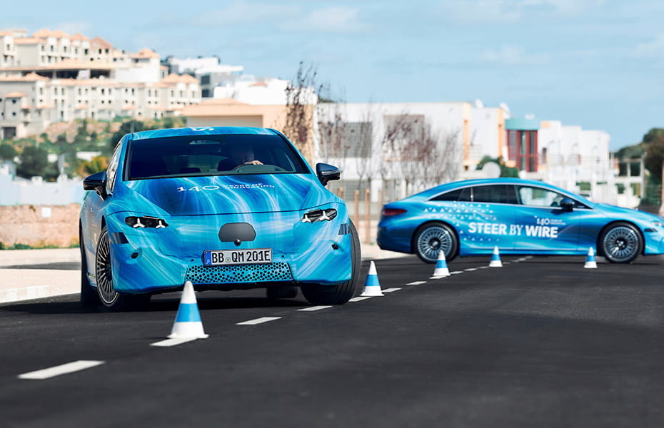 Mercedes-Benz EQS Limousine auf Teststrecke beim Slalom 