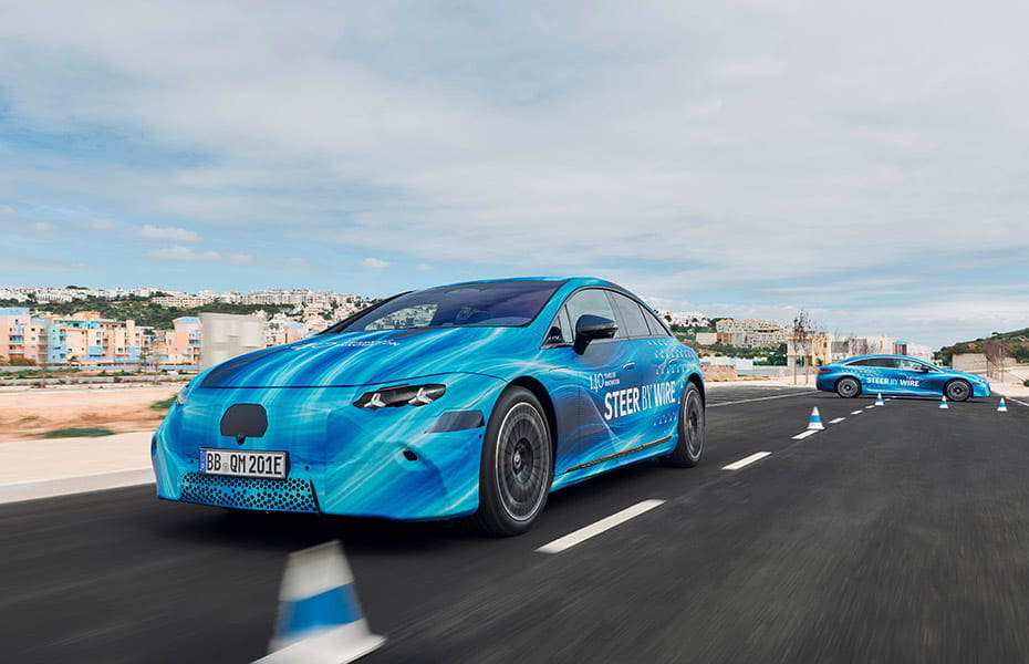 Mercedes-Benz EQS auf einer Teststrecke im Slalom