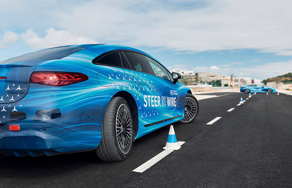 Mercedes-Benz EQS auf einer Teststrecke im Slalom