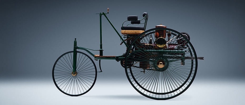 Erstes Automobil in der Seitenansicht