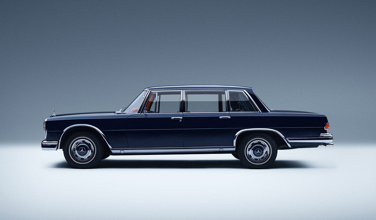 Mercedes-Benz W100 in dunkel blau in der Seitenansicht