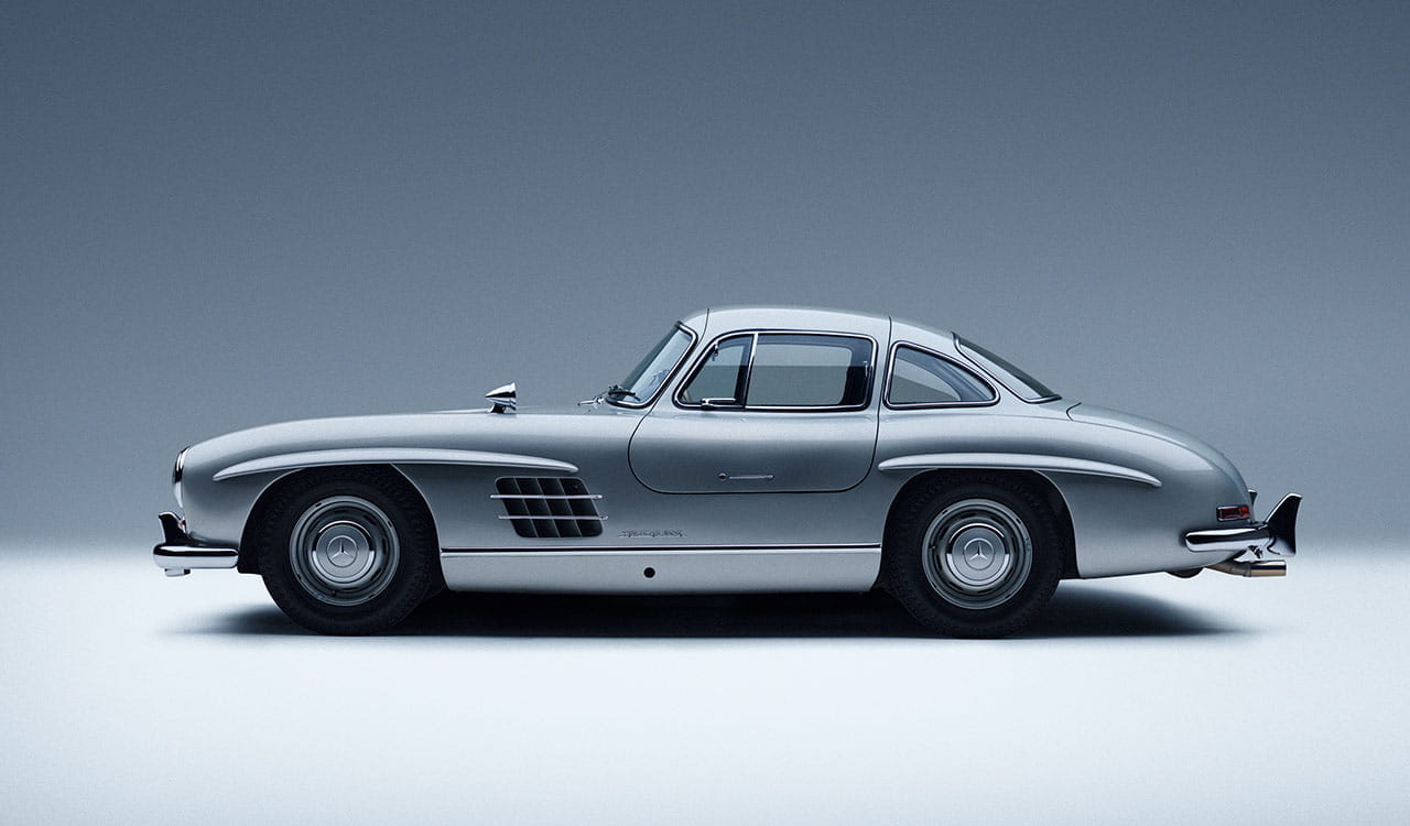 Mercedes-Benz 300SL Flügeltürer W198 in Silber in der Seitenansicht