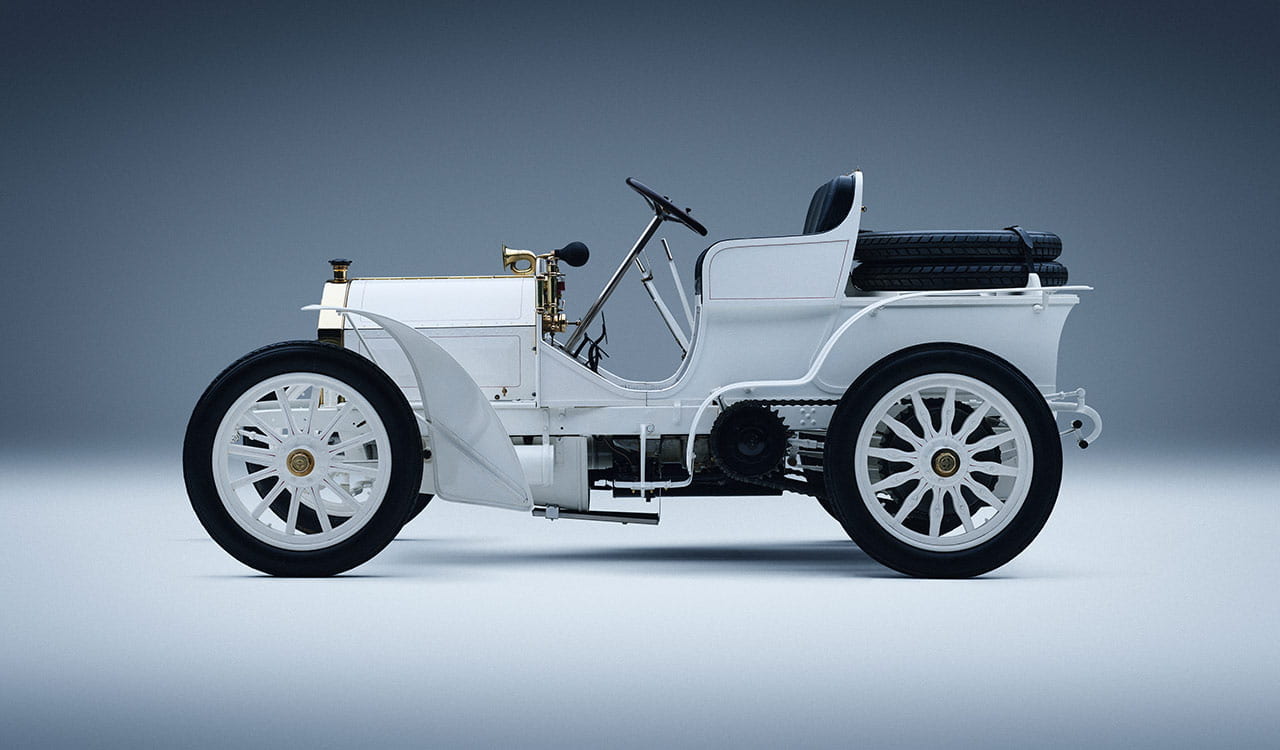 Mercedes-Benz Motorenkutsche in weiß in der Seitenansicht