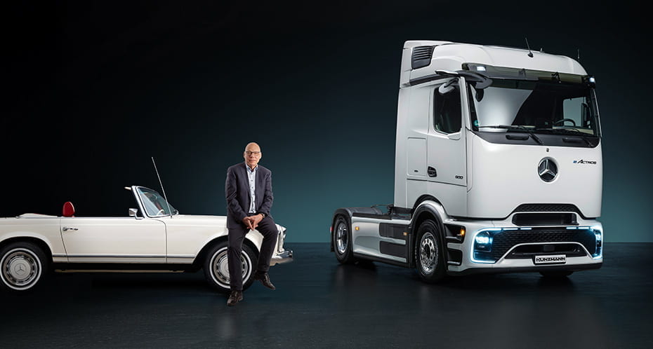 Joachim Büttner auf seiner Pagode neben dem Mercedes-Benz eActros 600