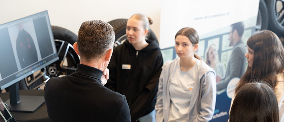 Rainer Hetzer im Gespräch mit Schülern während des Kunzmann KickStarts