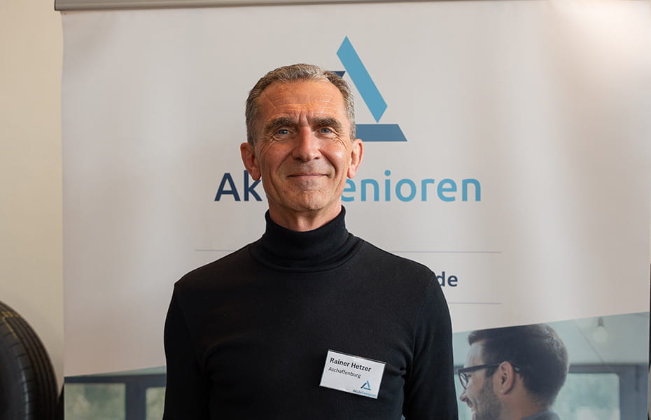 Rainer Hetzer vor der RollUp der AktivSenioren im Studio des Autohaus Kunzmann während des Kunzmann KickStart