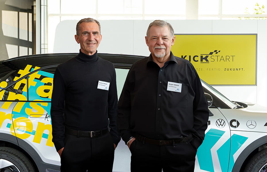 Dr. Jürgen Michel und Rainer Hetzer im Portrait vor dem Kunzmann Ausbildungssmart beim Kunzmann KickStart