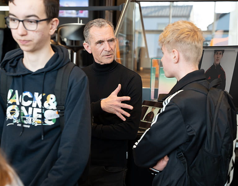 Rainer Hetzer im Gespräch mit Schülern beim Kunzmann KickStart