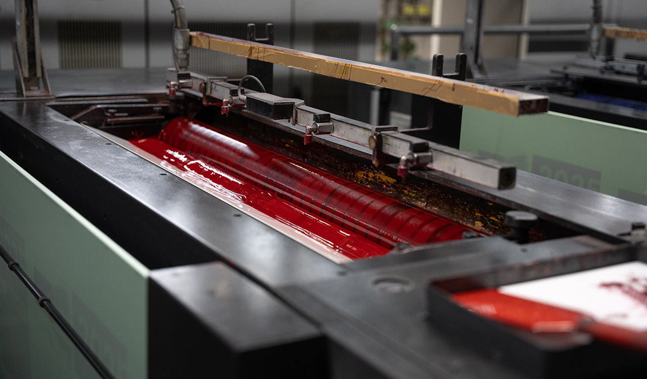 Druck der roten Farbe der Kunzmann Sternstunde in der Druckerei