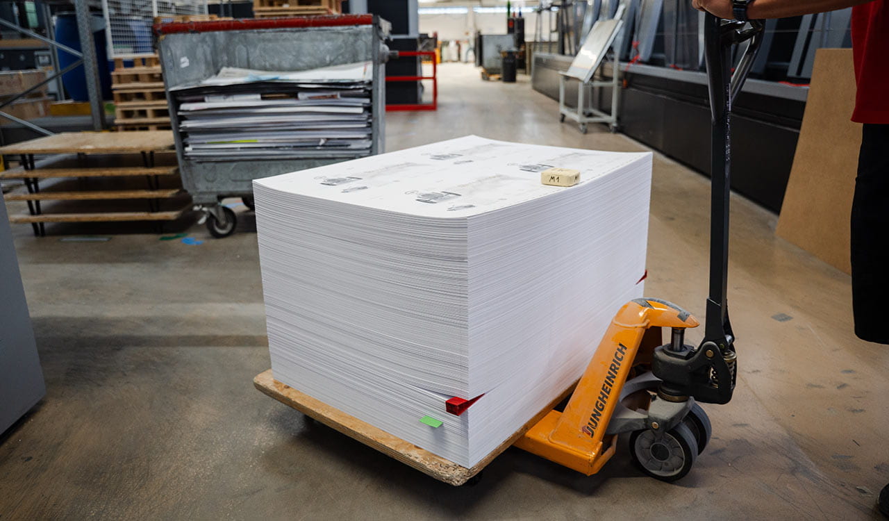 Fertige Titelseite der Kunzmann Sternstunde auf einer Palette in der Druckerei