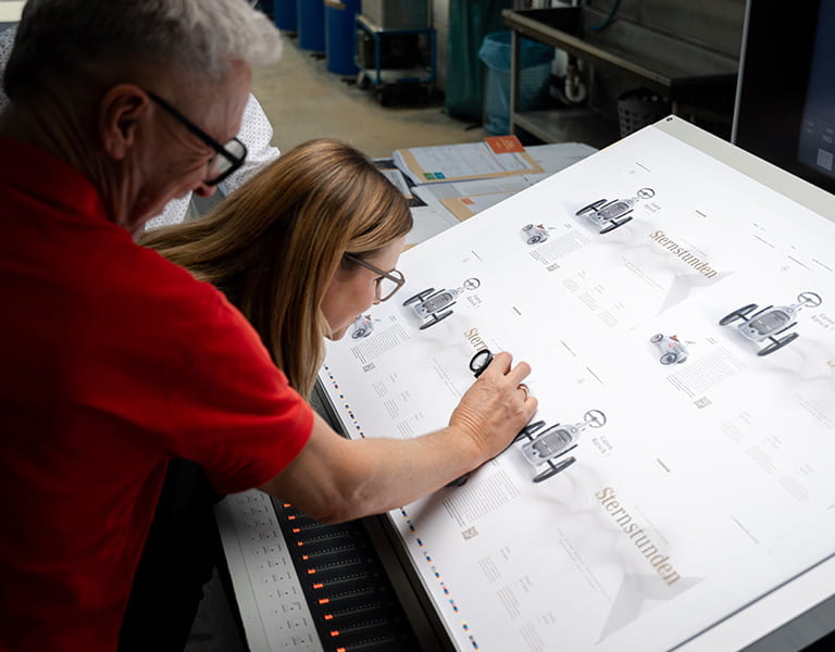 Natalie Weber bei der Kontrolle des Andrucks der Kunzmann Sternstunden