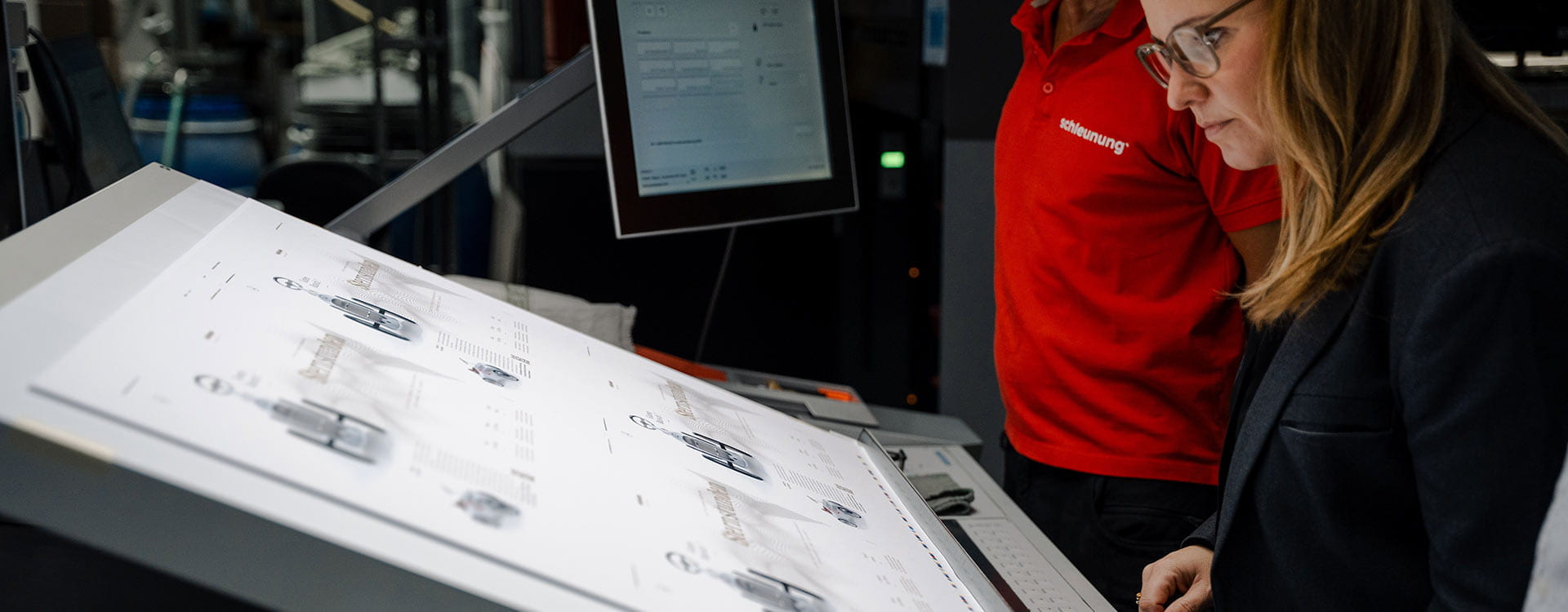 Natalie Weber bei der Kontrolle der Kunzmann Sternstunden in der Druckerei