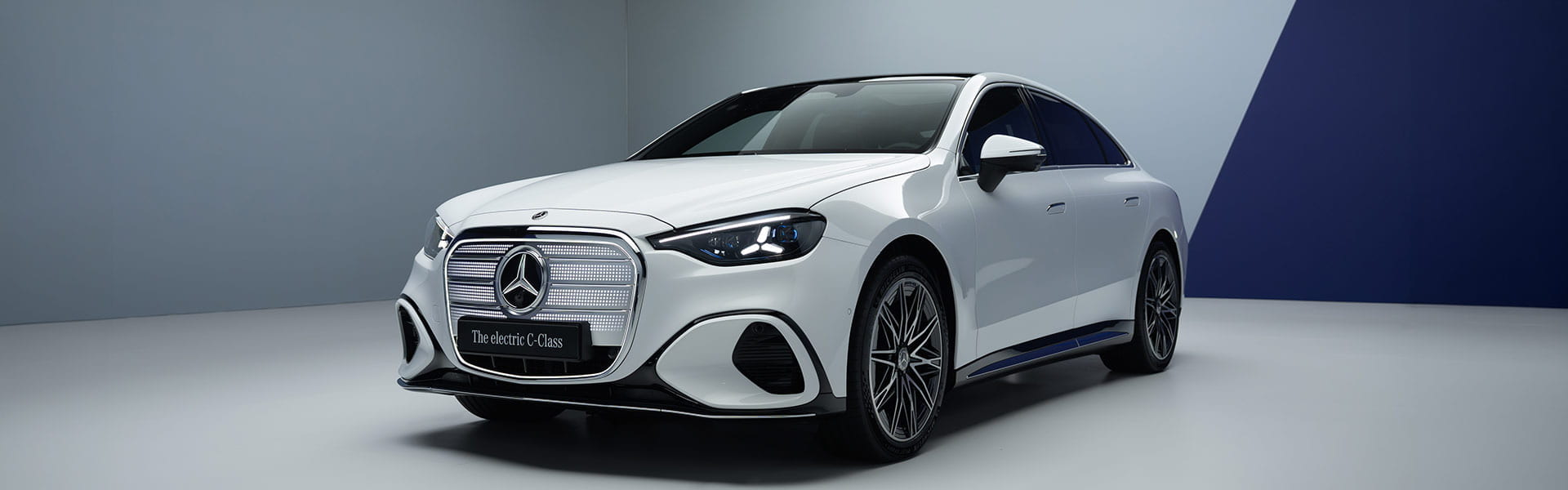 Die reinelektrische Mercedes-Benz C-Klasse in weiß in der 3/4 Frontansicht