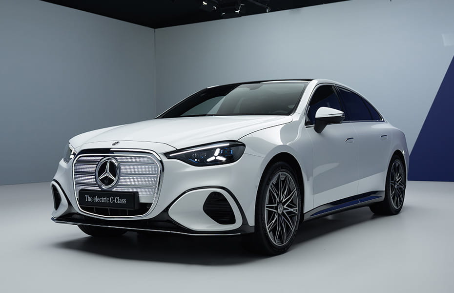 weiße Mercedes-Benz C-Klasse Limousine in der 3/4 Frontansicht im Fotostudio