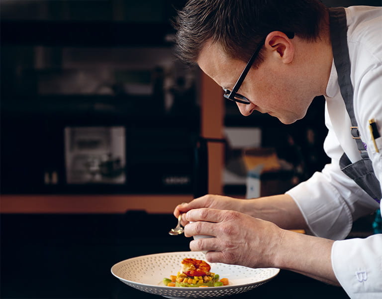 Jean-Philipp Schneider beim Anrichten eines Gerichts