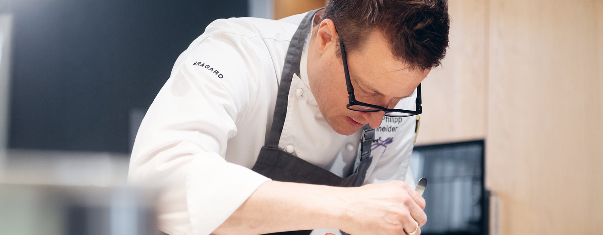 Jean-Philipp Schneider beim Anrichten des Kunzmann Juniläumsmenü