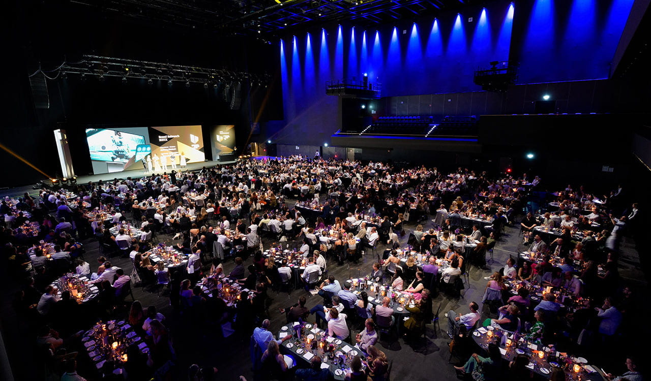 Gewinner des German Brand Award bei der Verleihung in der Halle an Tischen