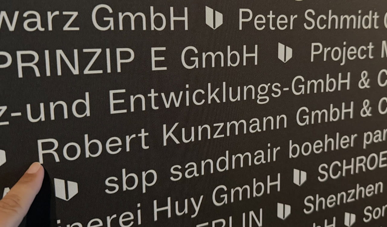 Schriftzug Robert Kunzmann GmbH & Co. KG auf der Gewinnerwand des German Brand Awards