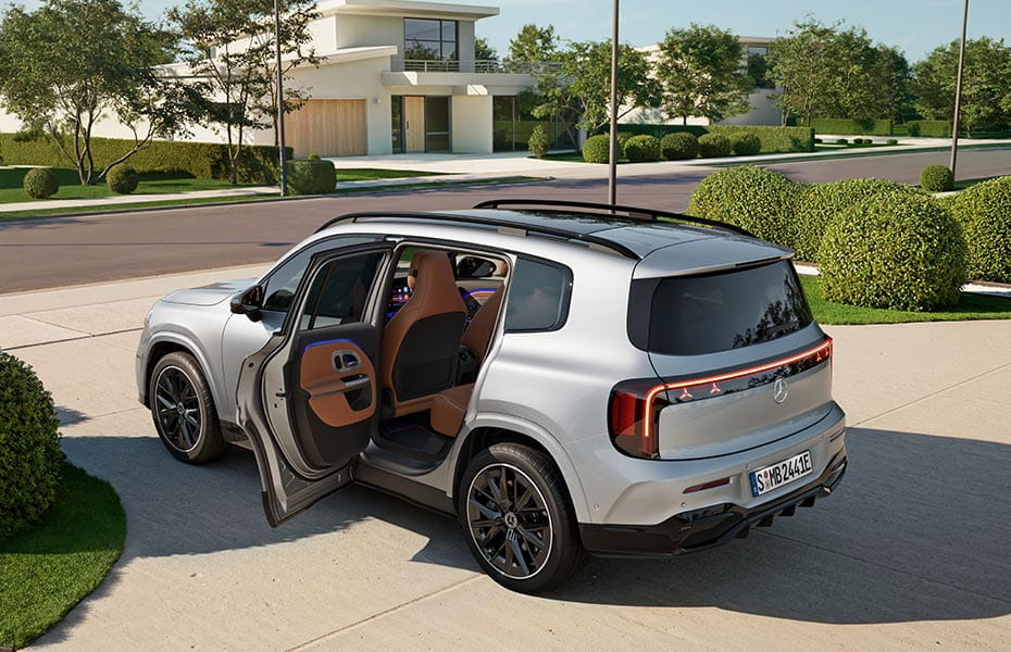 offene Hintertür des reinelektrischen Mercedes-benz GLB