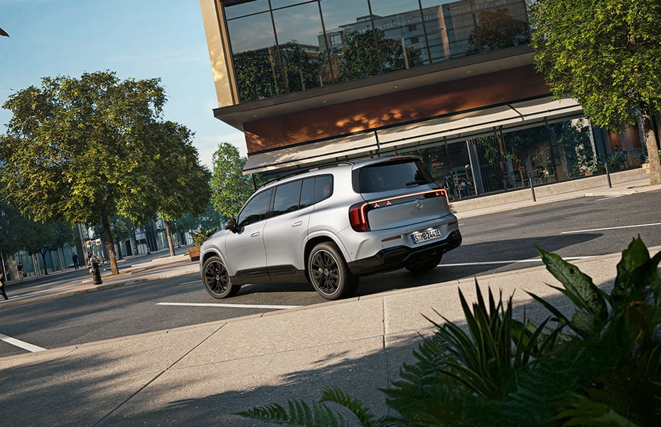 geparkter reinelektrischer Mercedes-Benz GLB