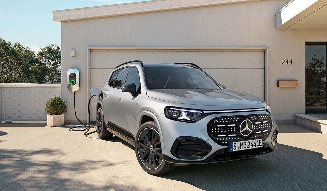 silberner Mercedes-Benz GLB an der Wallbox vor einer Garage