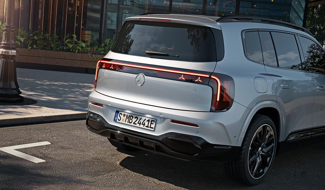 Heckansicht eines silbernen Mercedes-Benz GLB