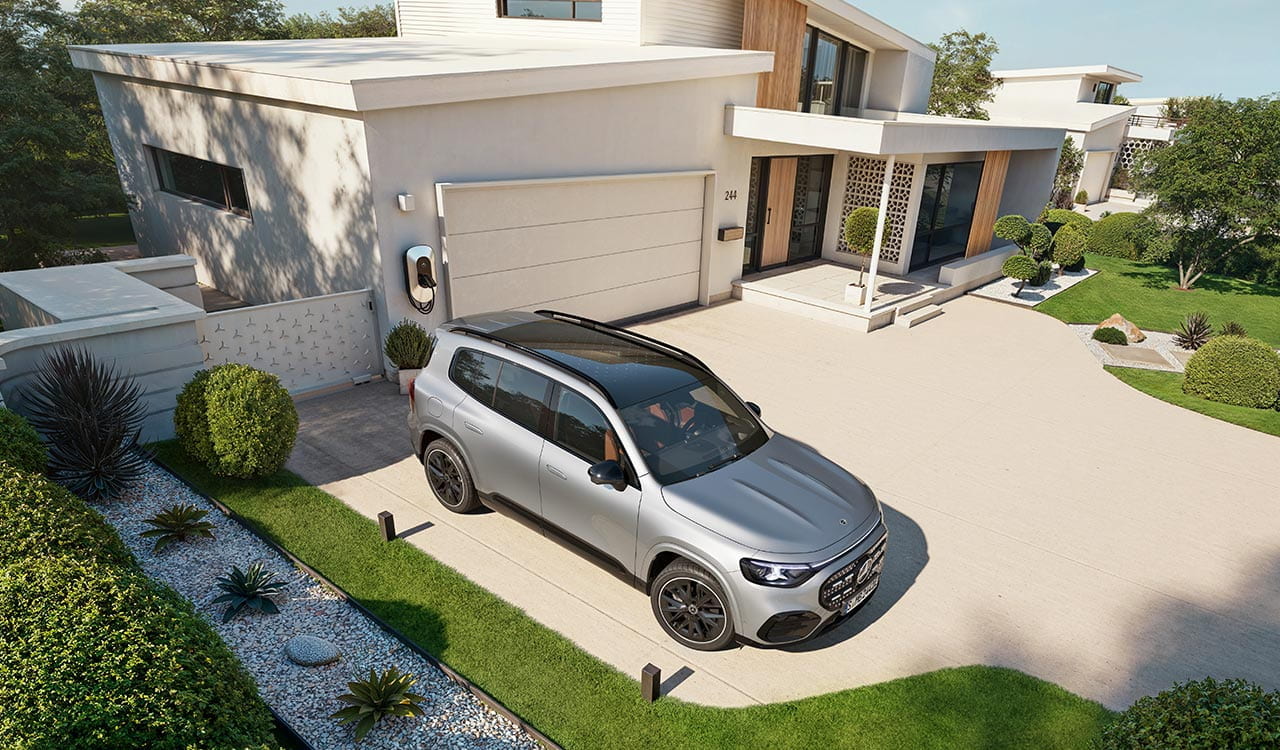 silberner Mercedes-Benz GLB in der Einfahrt eines Hauses