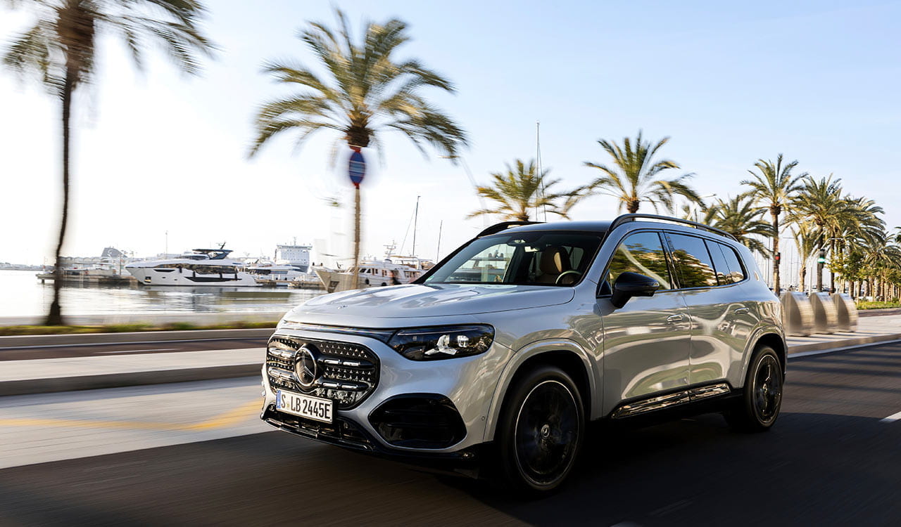silberner Mercedes-Benz GLB währende der Fahrt an der Küste
