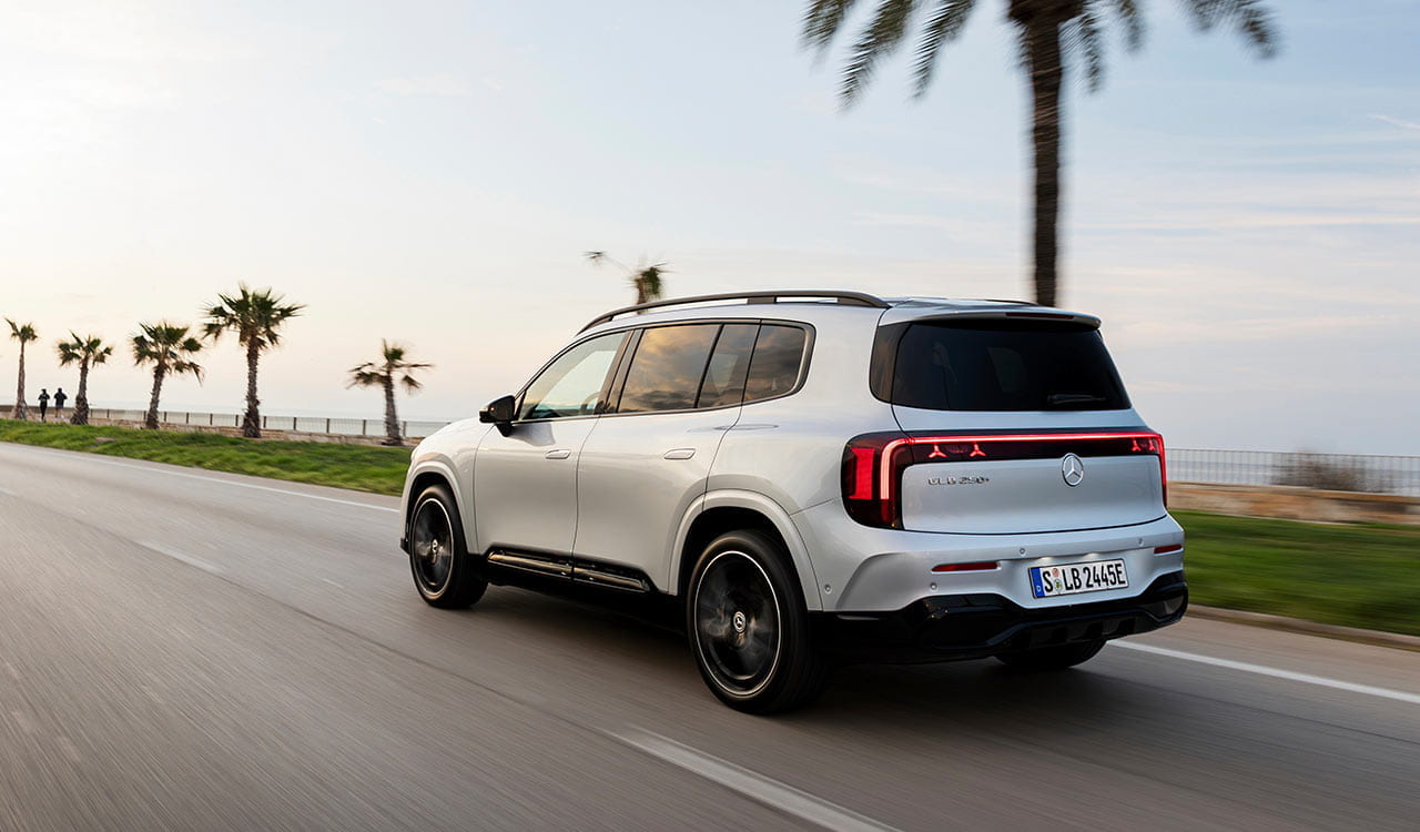 silberner Mercedes-Benz GLB in der Heckansicht während der Fahrt an der Küste