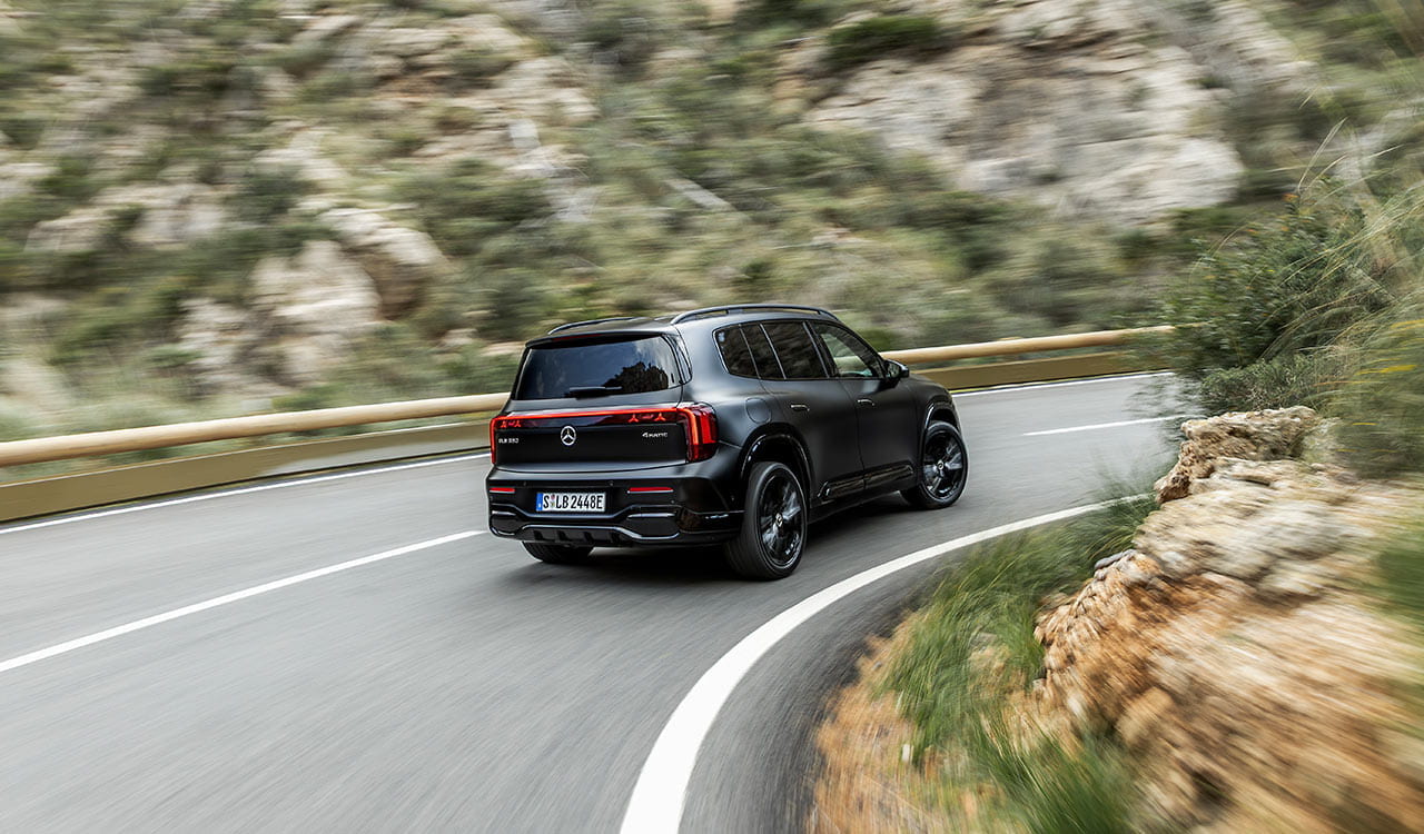 schwarzer Mercedes-Benz GLB in der Heckansicht auf einer Bergstraße 