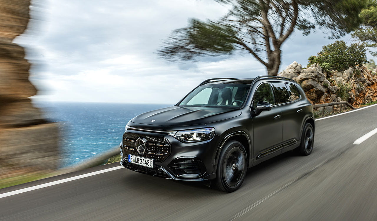 schwarzer Mercedes-Benz GLB auf einer Bergstraße in der Frontansicht