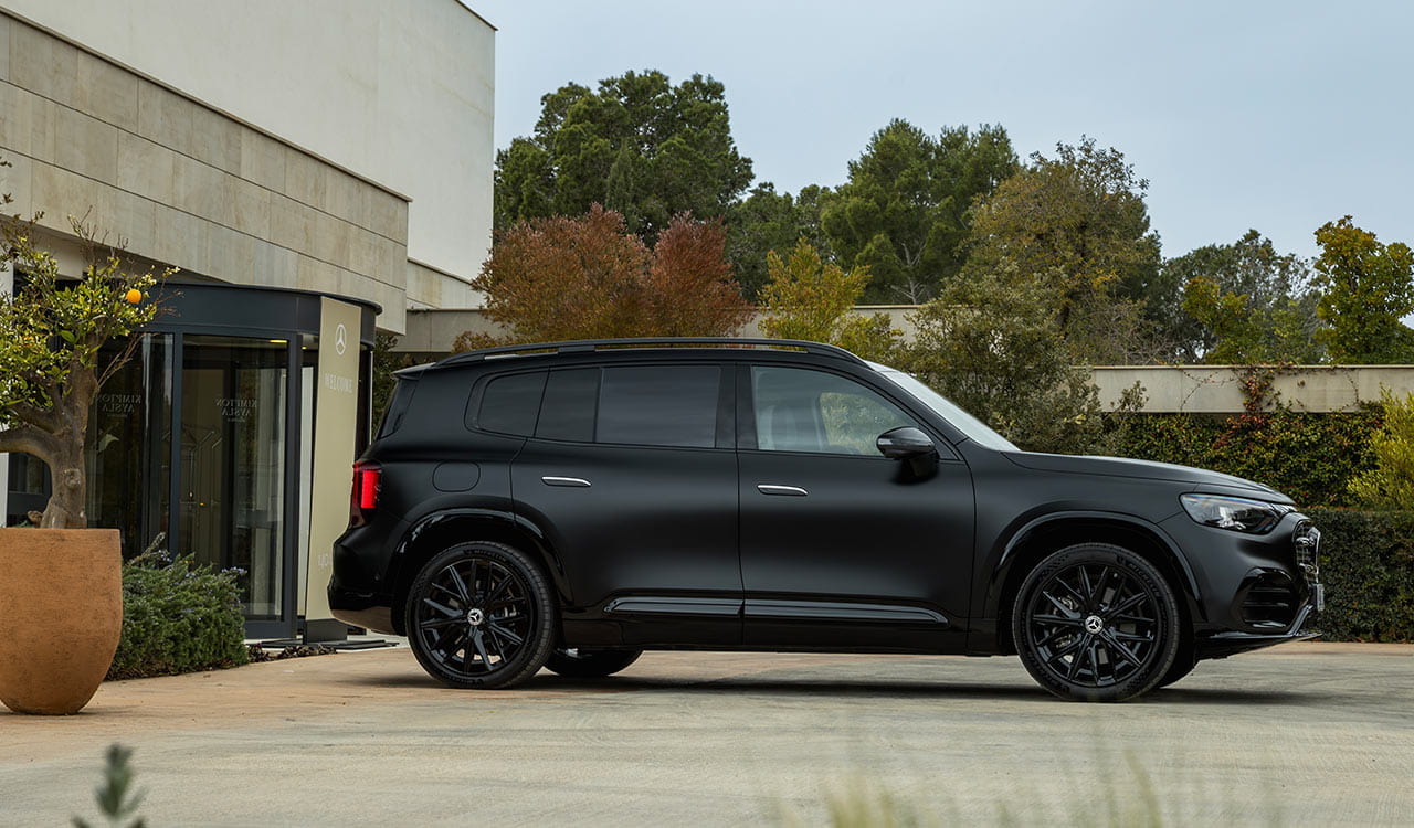 schwarzer Mercedes-Benz GLB in der Seitenansicht in einer Einfahrt