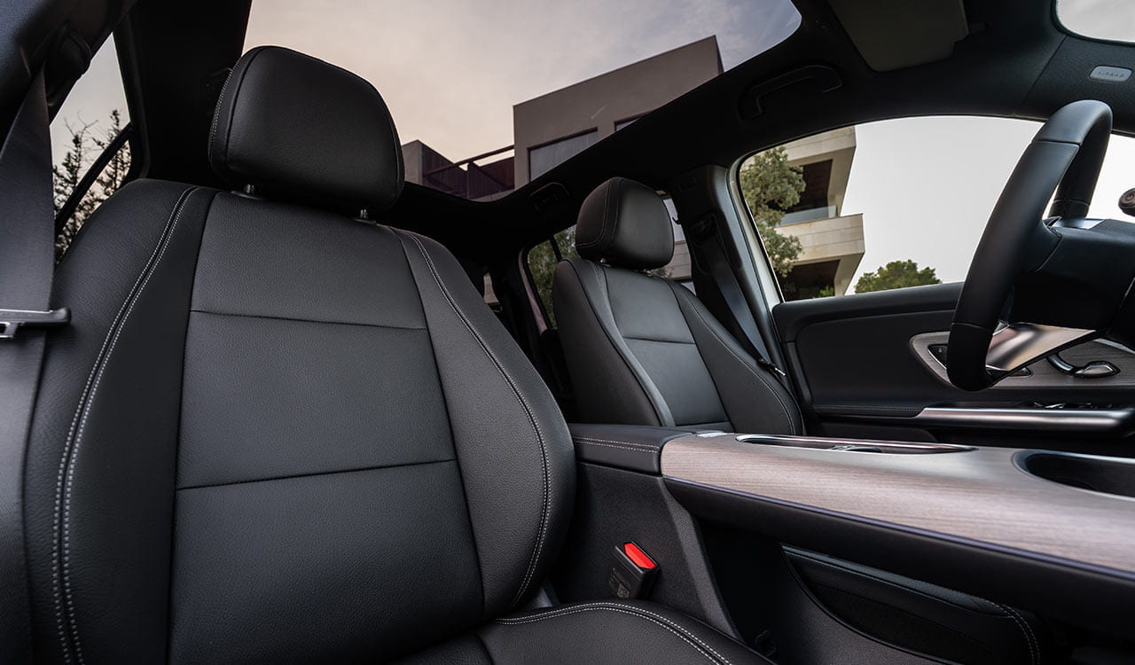 schwarze Vordersitze des Mercedes-Benz GLB