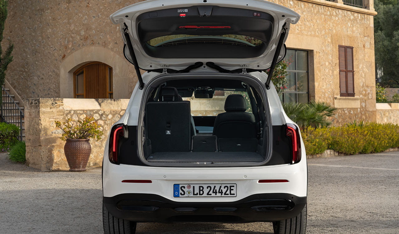 geöffneter Kofferraum des Mercedes-Benz GLB mit umgeklappter Rückbank