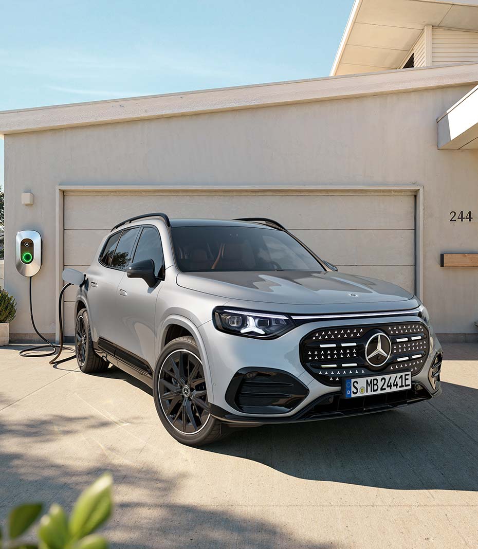 Mercedes-Benz GLB an der Ladestation vor einer Garage