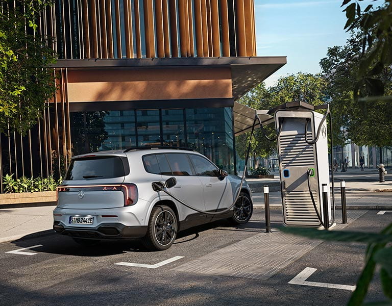 Heckansicht des neuen GLB an einer Ladesäule