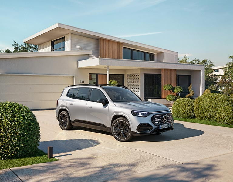 grauer Mercedes-Benz GLB in der Einfahrt eines Hauses