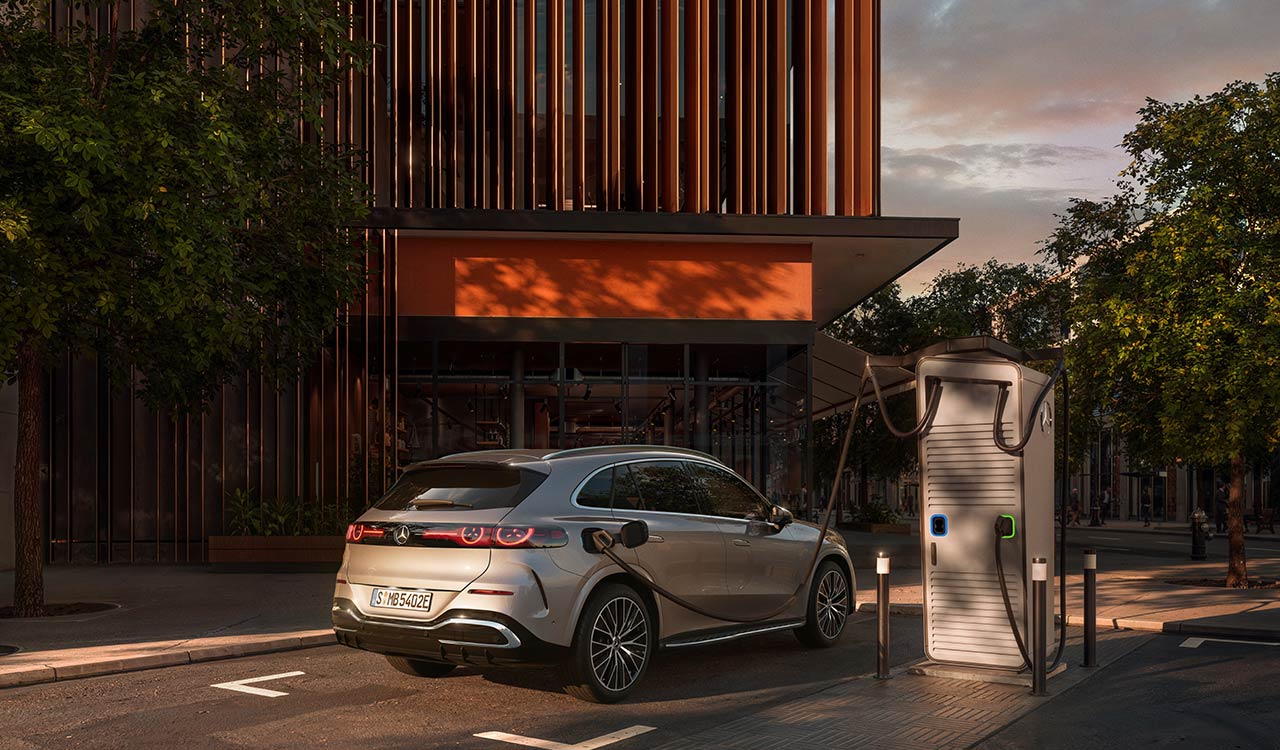 grauer Mercedes-Benz GLC steht an der Ladesäule