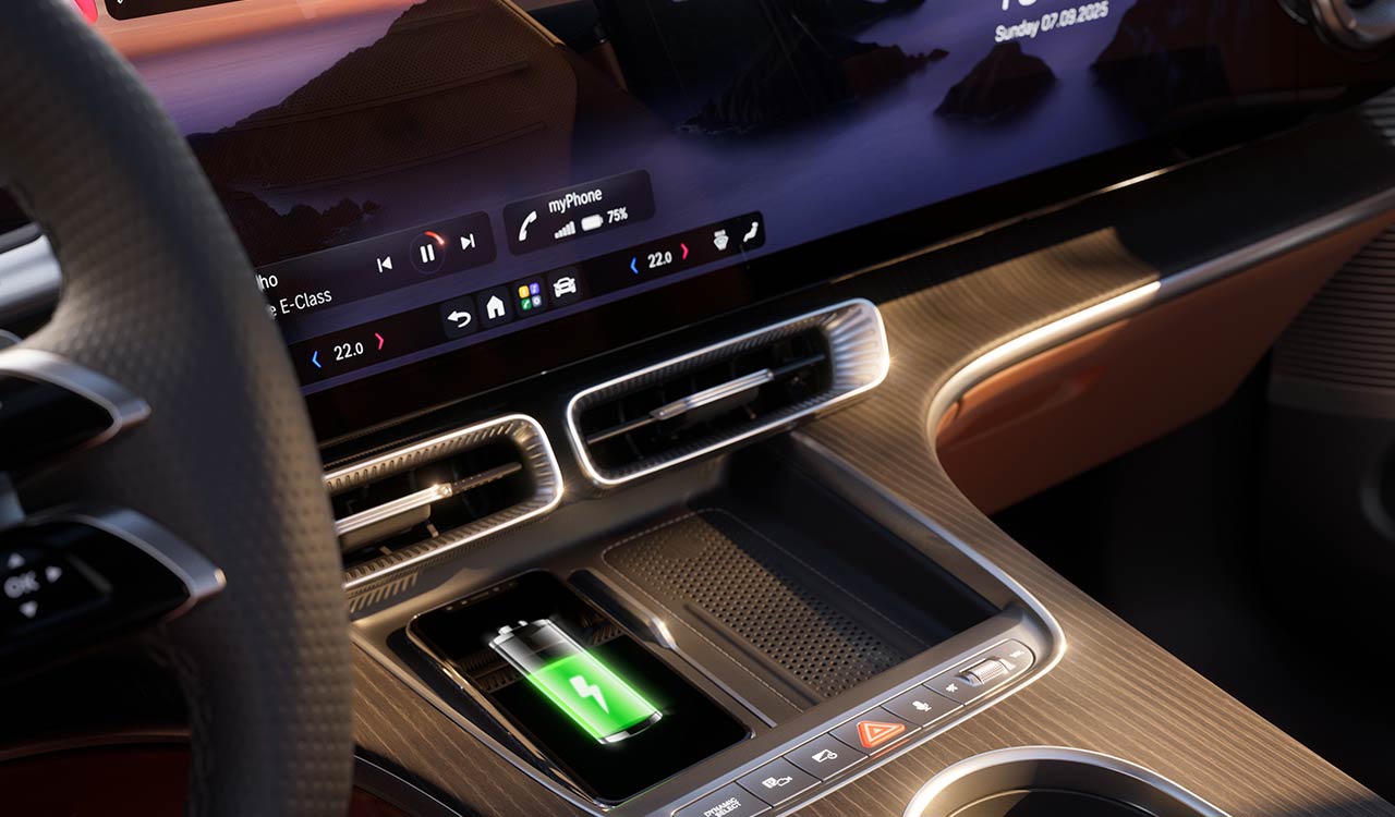 Mittelkonsole des reinelektrischen Mercedes-Benz GLC mit induktiver Ladestation