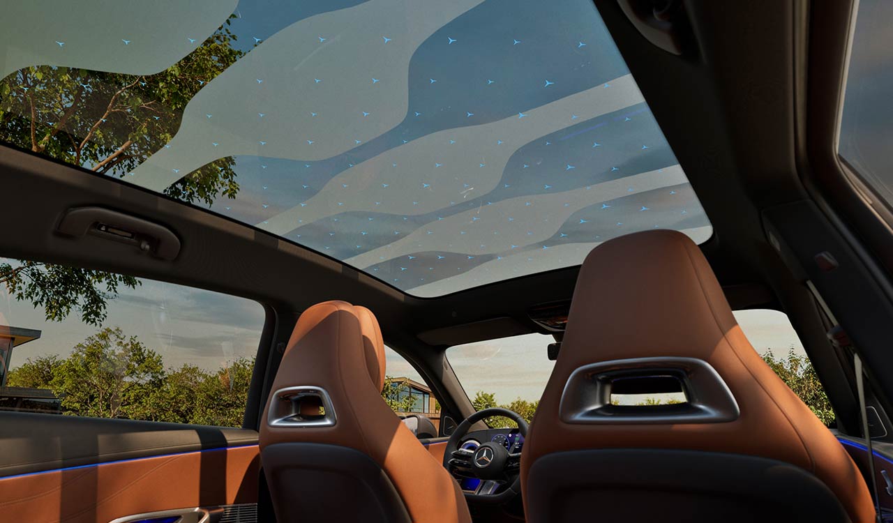 Panoramadach des reinelektrischen Mercedes-Benz GLC mit illuminierten Mercedes-Benz Sternen