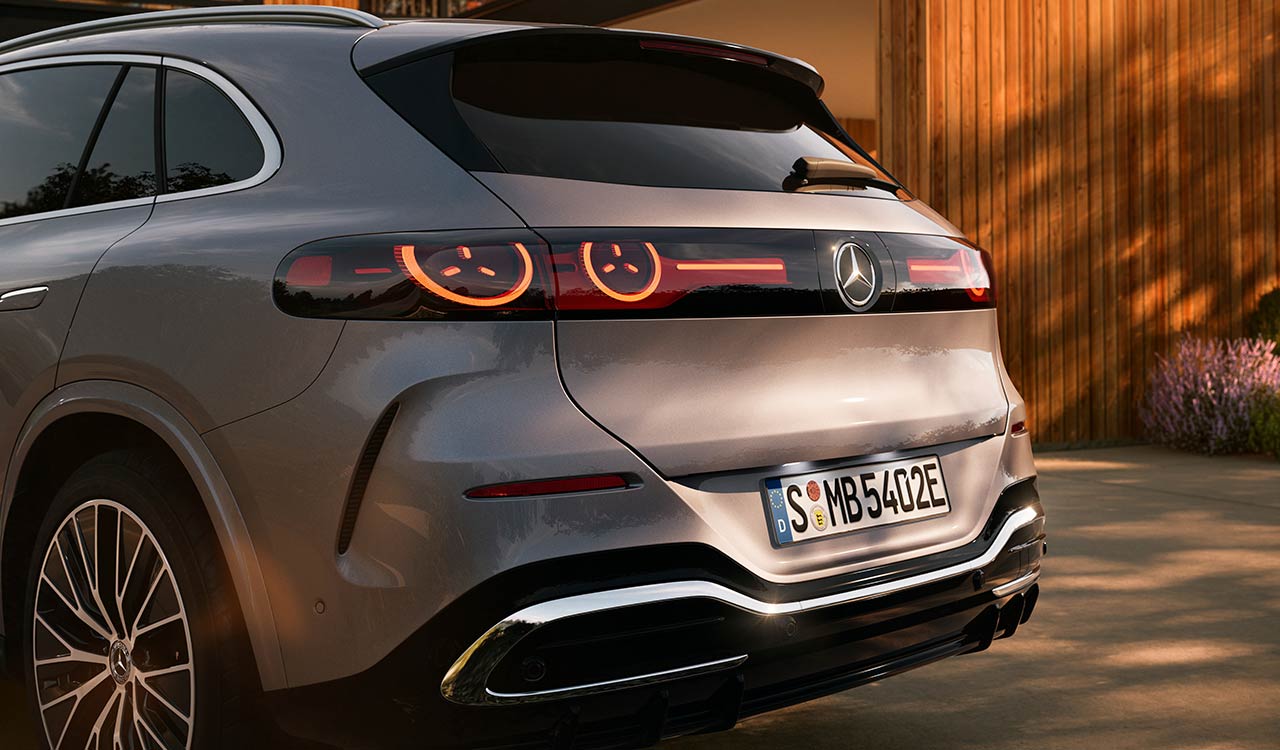 Heckansicht eines grauen Mercedes-Benz GLC