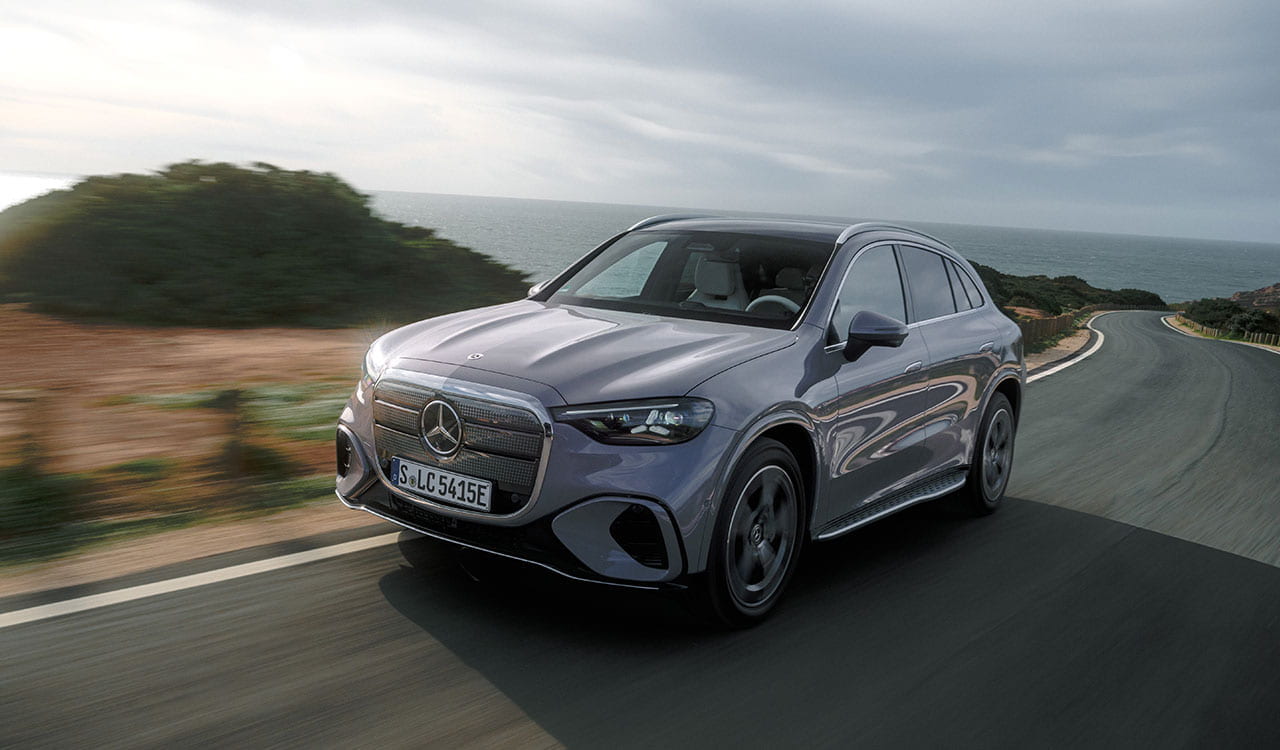 grauer Mercedes-Benz GLC in der Frontansicht auf einer Bergstraße