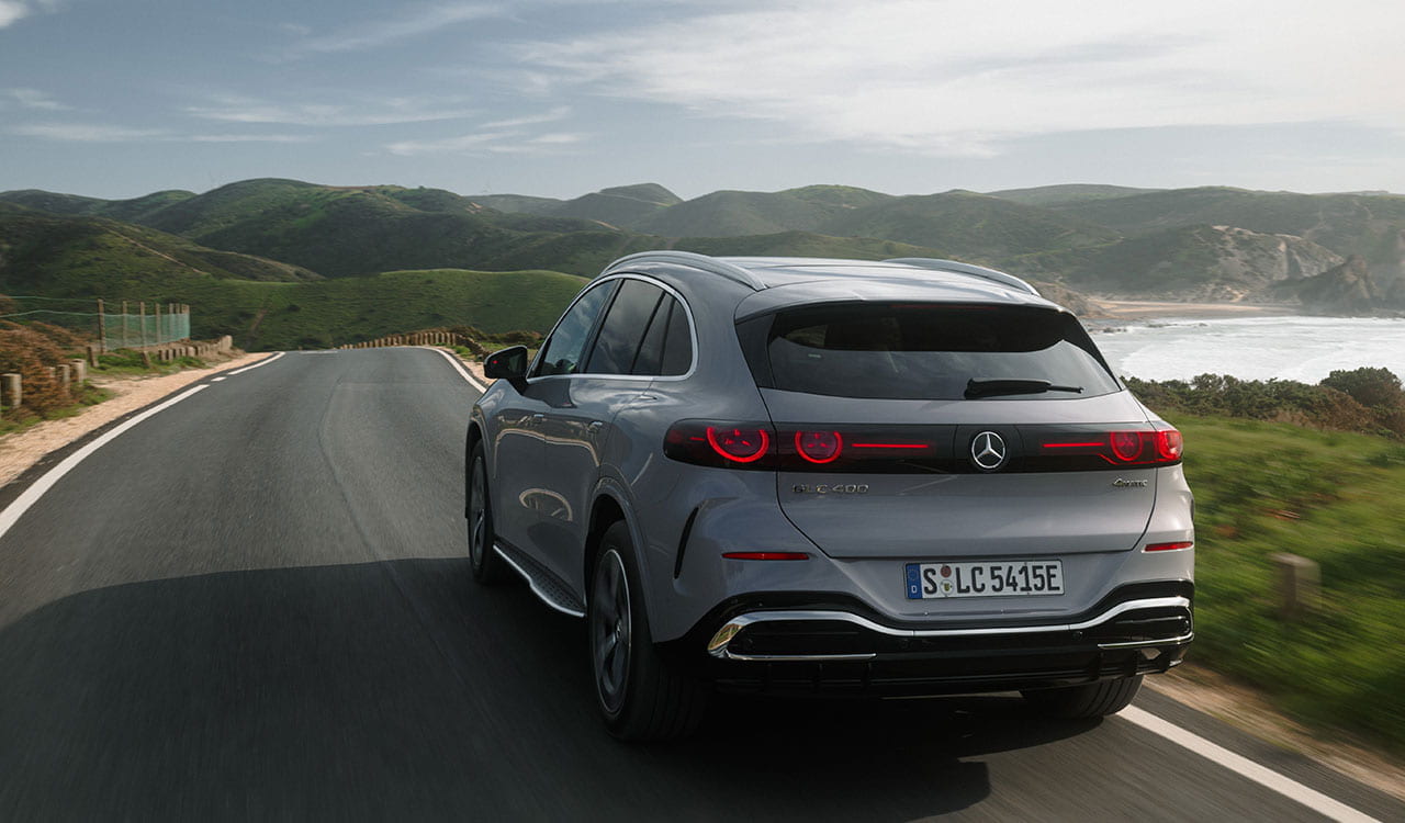 grauer Mercedes-Benz GLC in der Heckansicht auf einer Bergstraße