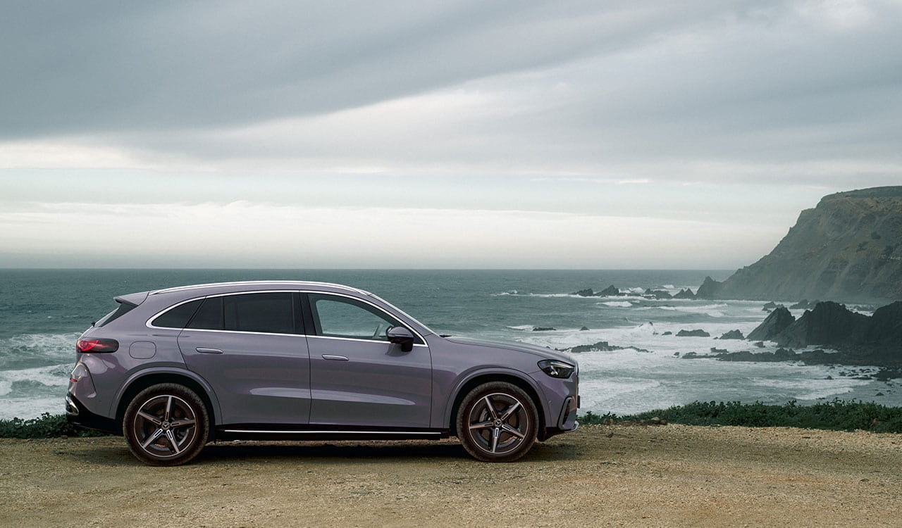 grauer Mercedes-Benz GLC in der Seitenansicht an der Küste