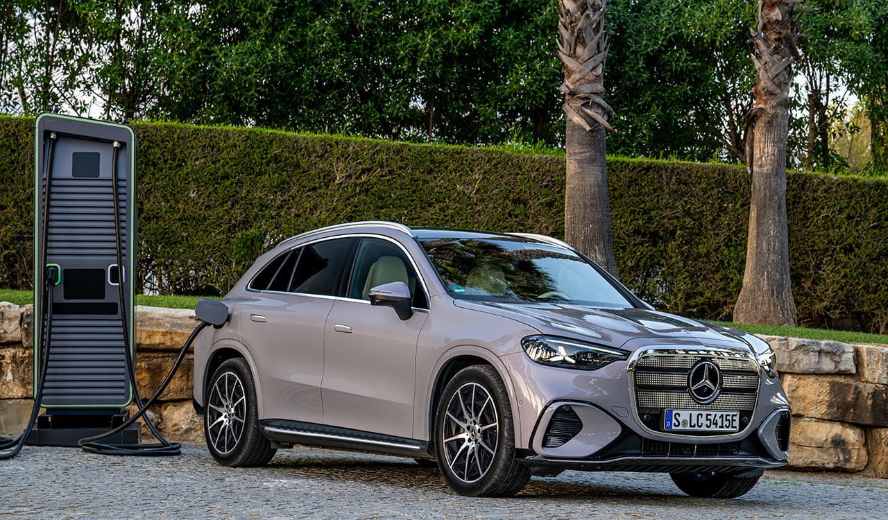 grauer Mercedes-Benz GLC in der 3/4 Frontansicht angeschlossen an einer Ladestation