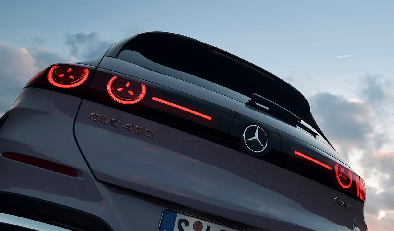 Heckansicht und Rückleuchten eines grauen Mercedes-Benz GLC