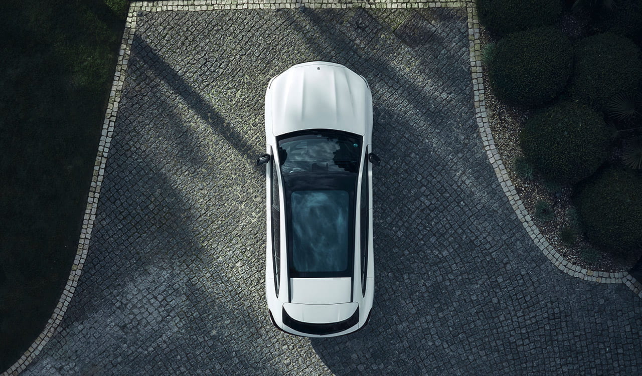 weißer Mercedes-Benz GLC von oben auf einem Parkplatz