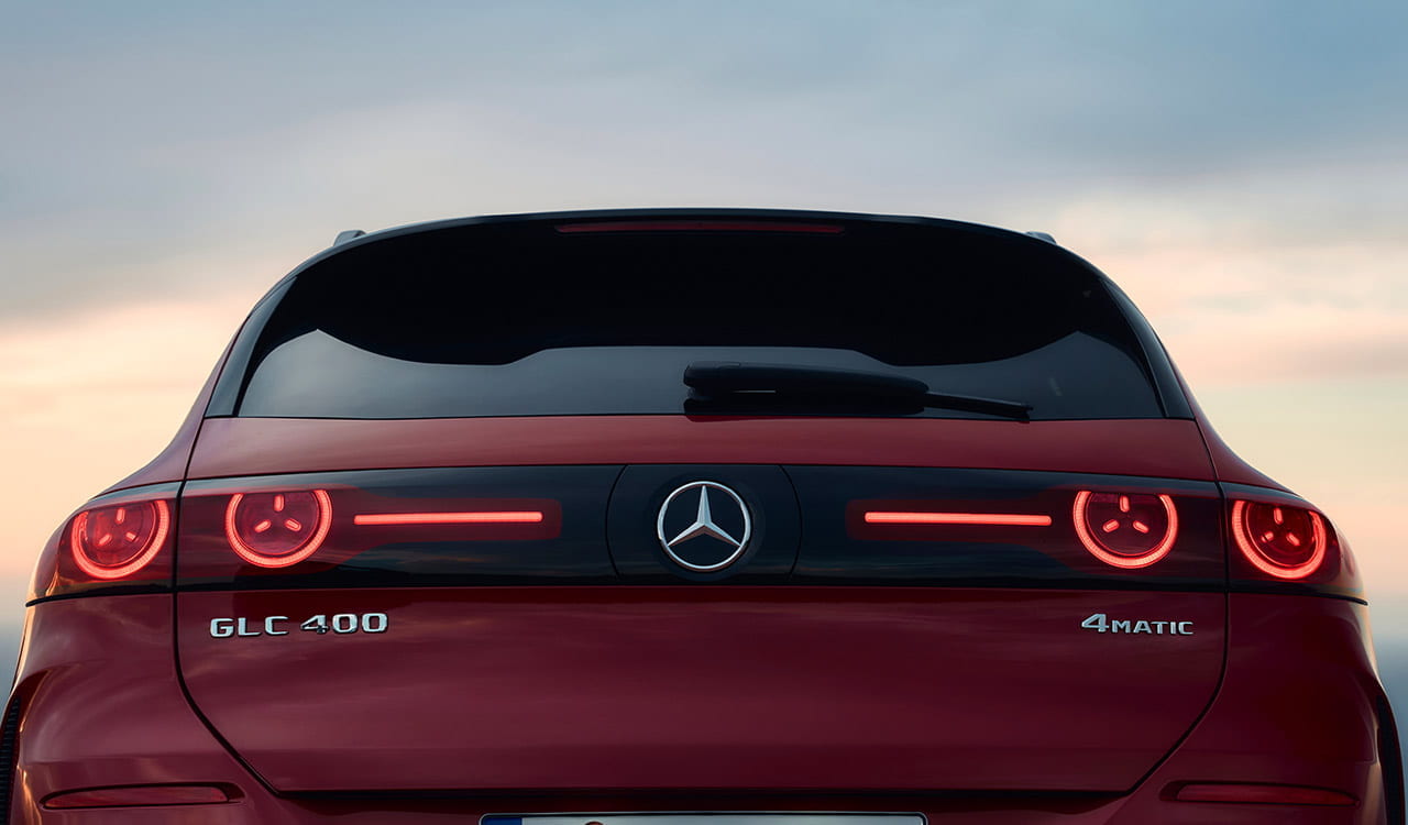 Rückleuchten eines roten Mercedes-Benz GLC