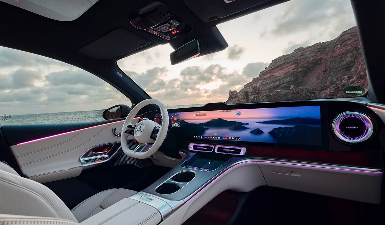 weißes Interieur des Mercedes-Benz GLC inkl. Infotainmentsystem