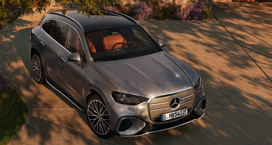 Mercedes-Benz GLC unter einem Baum in der Hofeinfahrt